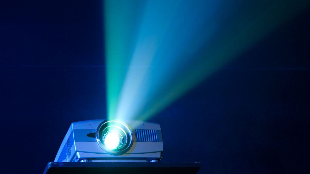 What Are the Advantages and Disadvantages of a Projector